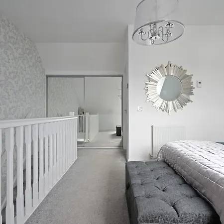 Apartment 3x Double Beds With Driveway Parking And Ps4 By Vista Short Lets Scotland *