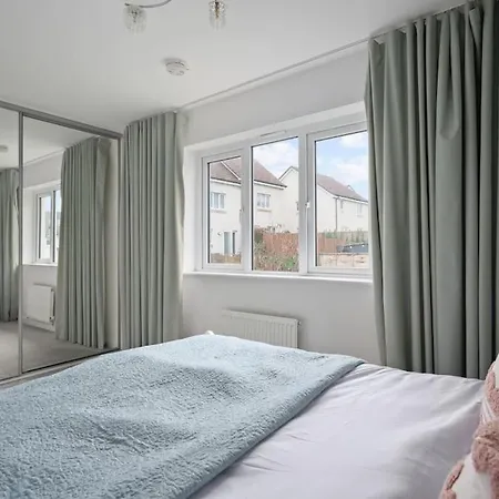 3x Double Beds With Driveway Parking And Ps4 By Vista Short Lets Scotland * Glasgow