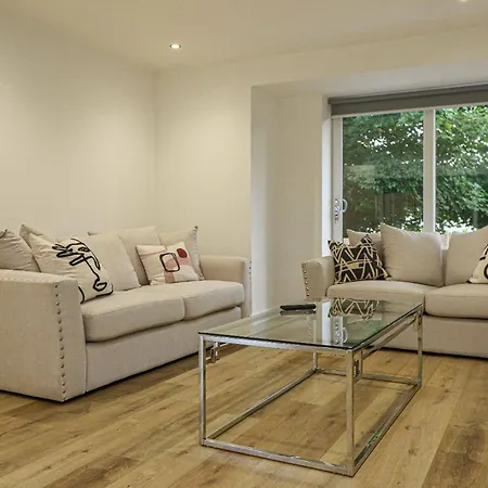 بيت للعطل Wyndford Riverside House غلاسغو