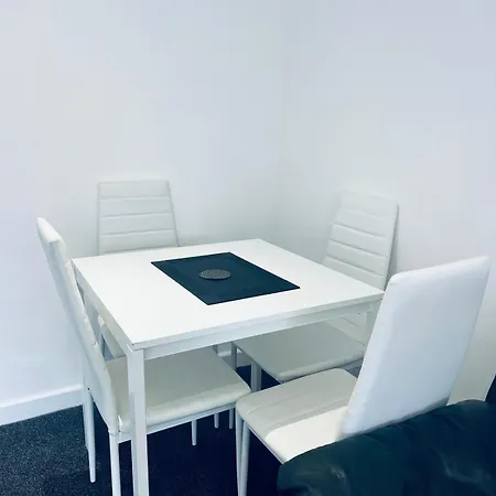 Modern 2 Bedroom House With Loft Conversion Lägenhet