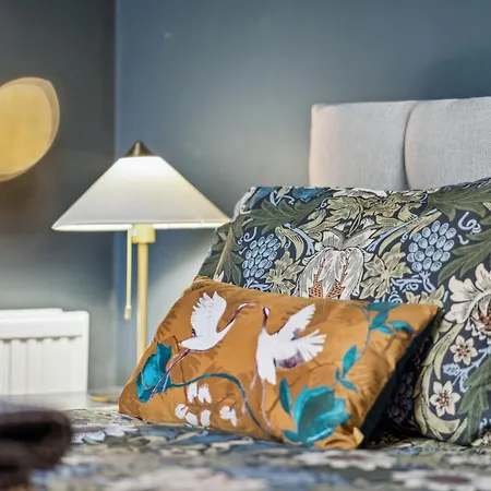 Grand 2 Bed West End *