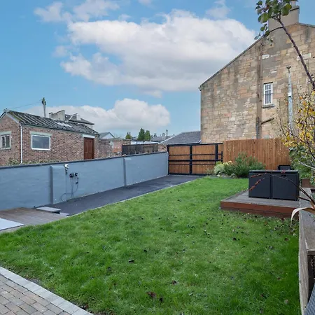 Extravagant 6 Bed Victorian Townhouse With Hot Tub