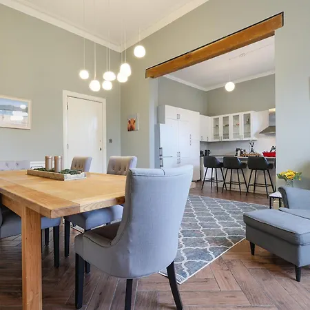 Extravagant 6 Bed Victorian Townhouse With Hot Tub