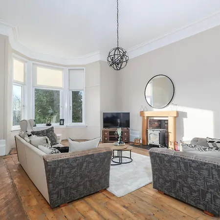 Extravagant 6 Bed Victorian Townhouse With Hot Tub Glasgow