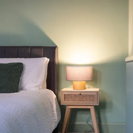 Extravagant 6 Bed Victorian Townhouse With Hot Tub * Glasgow