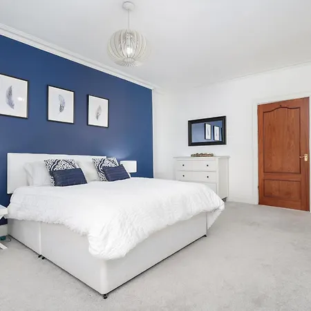 Extravagant 6 Bed Victorian Townhouse With Hot Tub