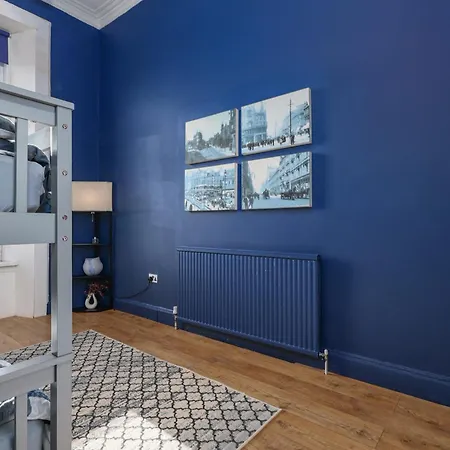 Extravagant 6 Bed Victorian Townhouse With Hot Tub *