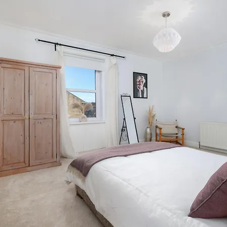 Extravagant 6 Bed Victorian Townhouse With Hot Tub Glasgow