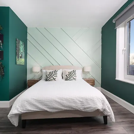 Extravagant 6 Bed Victorian Townhouse With Hot Tub