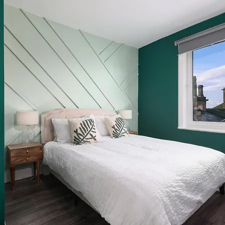 Extravagant 6 Bed Victorian Townhouse With Hot Tub