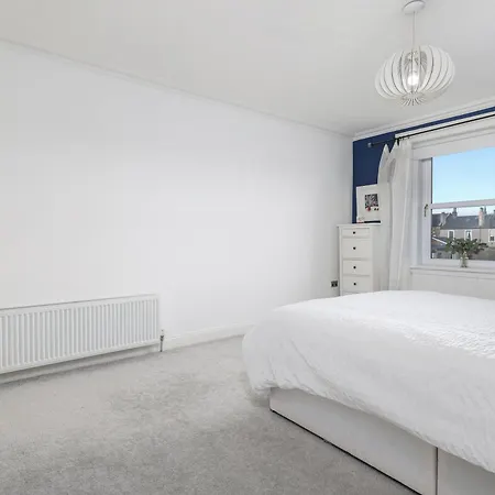 Extravagant 6 Bed Victorian Townhouse With Hot Tub * Glasgow