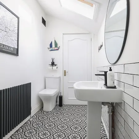 Extravagant 6 Bed Victorian Townhouse With Hot Tub