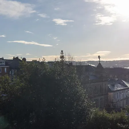 Extravagant 6 Bed Victorian Townhouse With Hot Tub