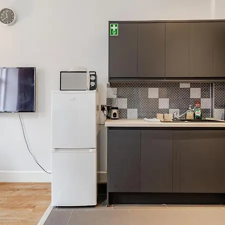 Stunning Ground Floor Flat In Southside. *