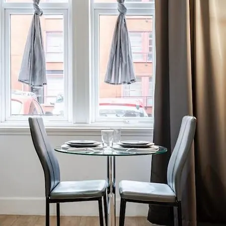 Stunning Ground Floor Flat In Southside.