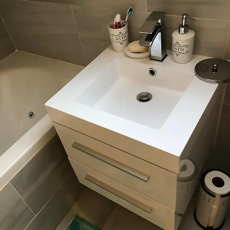 2-bed Sleeps 4 10 Mins To Centre