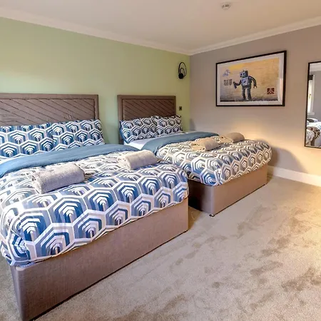 Holiday home Cosy 4 Bedroom In - Free Parking *