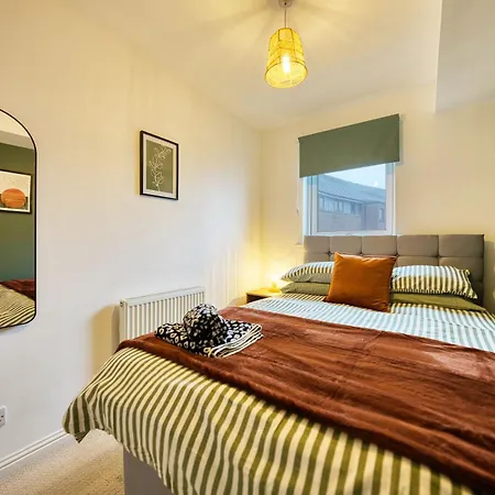 Bright 2 Bedroom With Free Parking דירה *