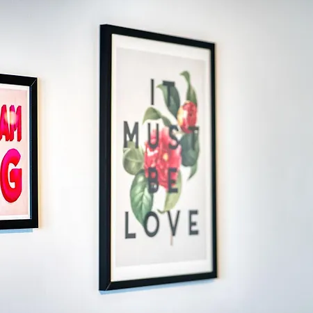 Bright 2 Bedroom With Free Parking דירה גלאזגו