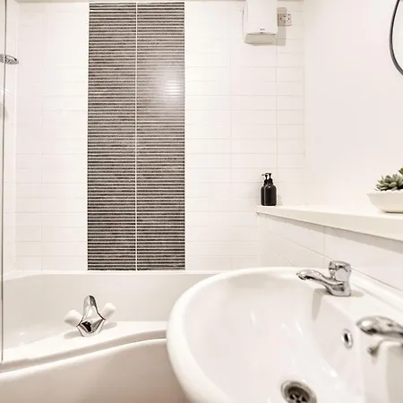 דירה Bright 2 Bedroom With Free Parking *