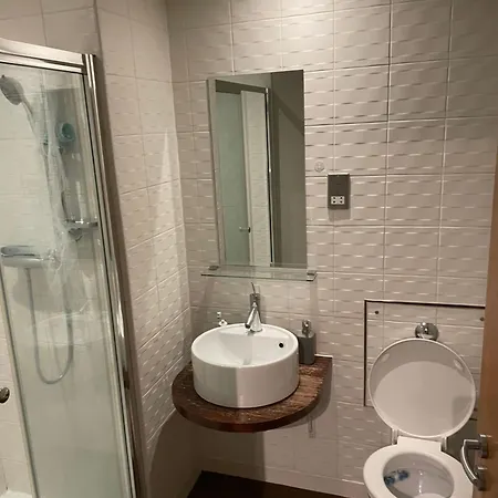 5 Beds ,4 Bedroom Duplex West Of Near Centre Apartamento