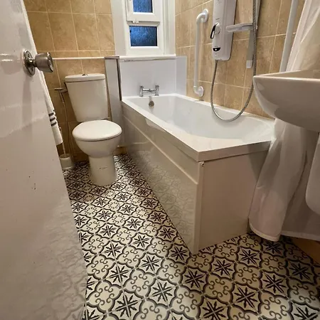 Archillects Entire Two Bedroom Comfy House - Free Parking Vakantiehuis