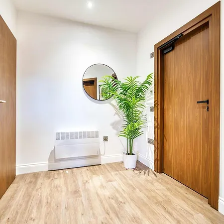 Lovely Station 1 Bed A6 Apartment *