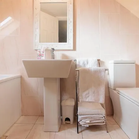 Busby Apartments * Busby