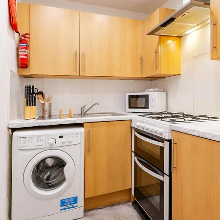 Newly Furnished Flat 4 Minutes Walk To Metro * Glasgow