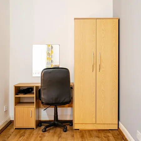 Newly Furnished Flat 4 Minutes Walk To Metro *