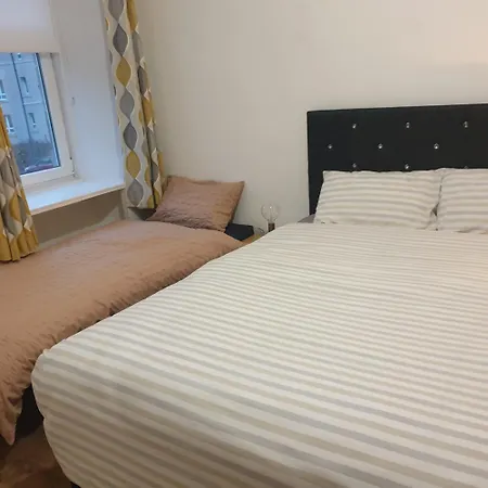Newly Furnished Flat 4 Minutes Walk To Metro Glasgow