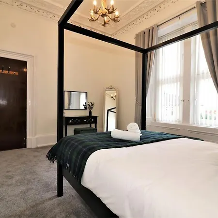 10 Bedrooms Pool Table Garden Piano * Glasgow