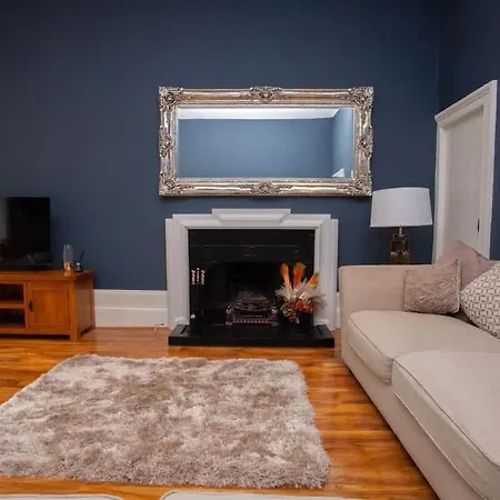 Stunning 2 Bed In Ideal Location Apartment *