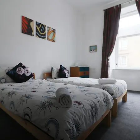 2 Bed Flat - Street Parking Glasgow
