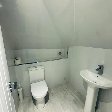 Modern 2 Bedroom House With Loft Conversion Lägenhet *