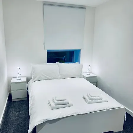 Modern 2 Bedroom House With Loft Conversion Lägenhet *