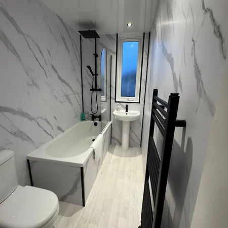 Modern 2 Bedroom House With Loft Conversion *