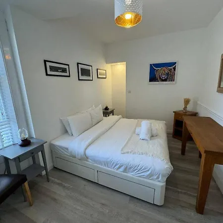 Angel Mews In Heart Of West End غلاسغو