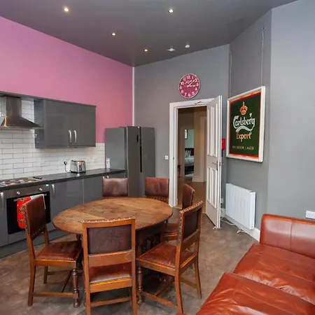 Spacious 4-bedroom Retreat In Apartment *