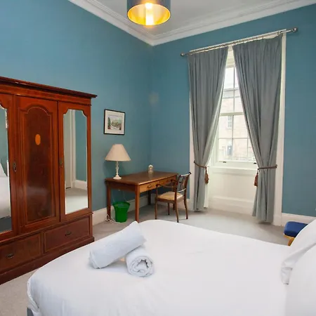 Spacious 4-bedroom Retreat In Apartment Glasgow
