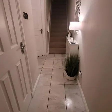 Stylish Modern 3 Bedroom House Free Parking
