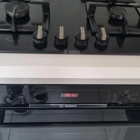 3 Bedroom Sleeps 6 Free Parking *