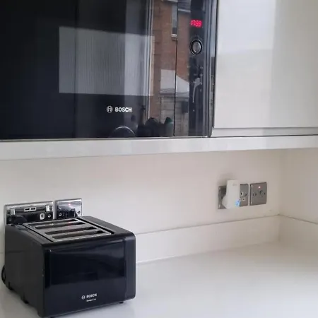 Stylish Modern 3 Bedroom House Free Parking *
