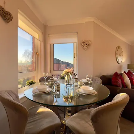 Chic & Cozy 2-bed Flat In - Free Parking Glasgow