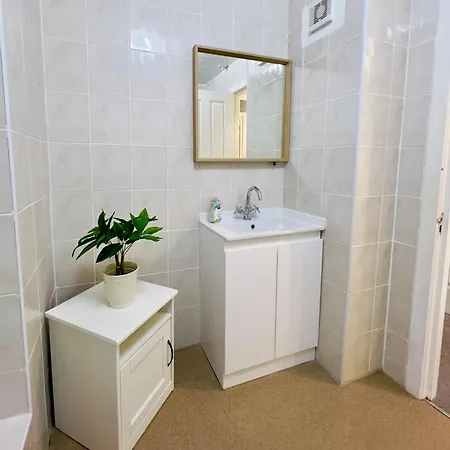 Chic & Cozy 2-bed Flat In - Free Parking