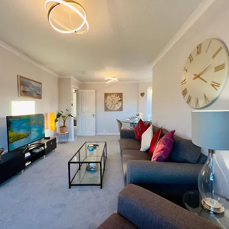 Chic & Cozy 2-bed Flat In - Free Parking