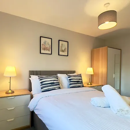 Apartamento Chic & Cozy 2-bed Flat In - Free Parking *