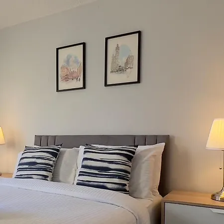 Chic & Cozy 2-bed Flat In - Free Parking *