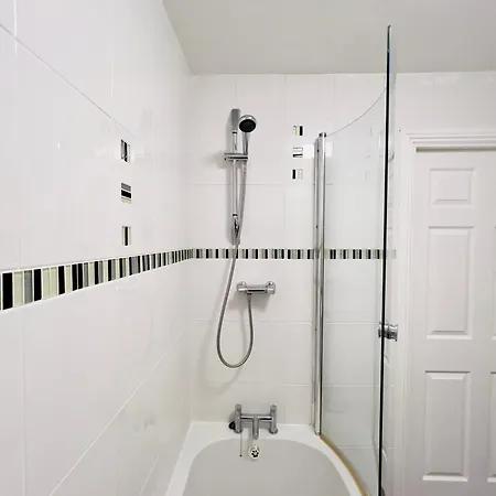 Sleek & Modern 2br - Easy Access To Centre *