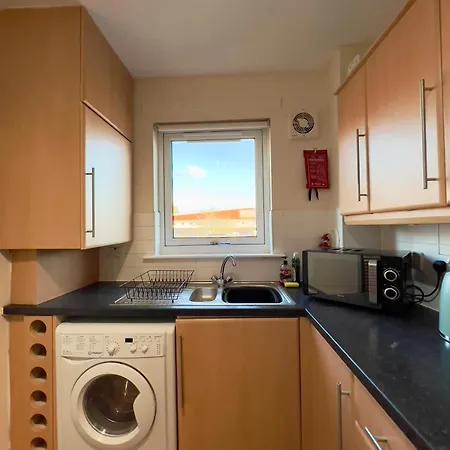 Sleek & Modern 2br - Easy Access To Centre Апартаменты *